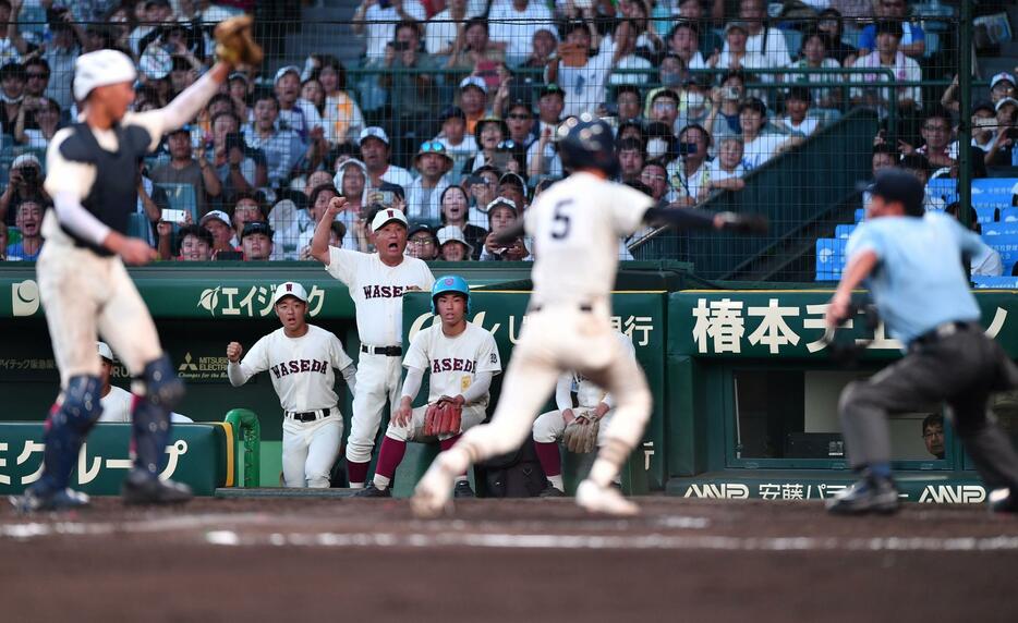 　９回、三塁走者の園山純正のサヨナラの生還を阻止した早実・山中晴翔のタッチプレーにベンチでアウトのポーズをする和泉実監督（後方右）＝撮影・開出牧