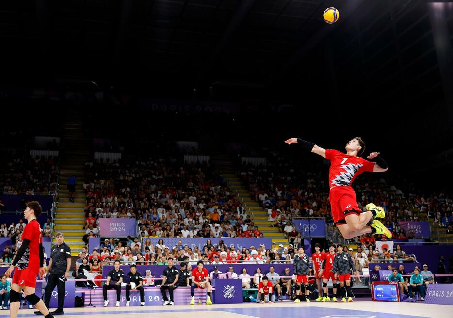 西田有志がアルゼンチン戦の第1セットにサーブで5本のエースを決めて勢いをつけた（写真：USA TODAY Sports/ロイター/アフロ）