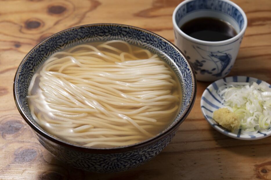 関西讃岐うどん界の雄が作る、冷かけうどん×つけ出汁の新スタイル