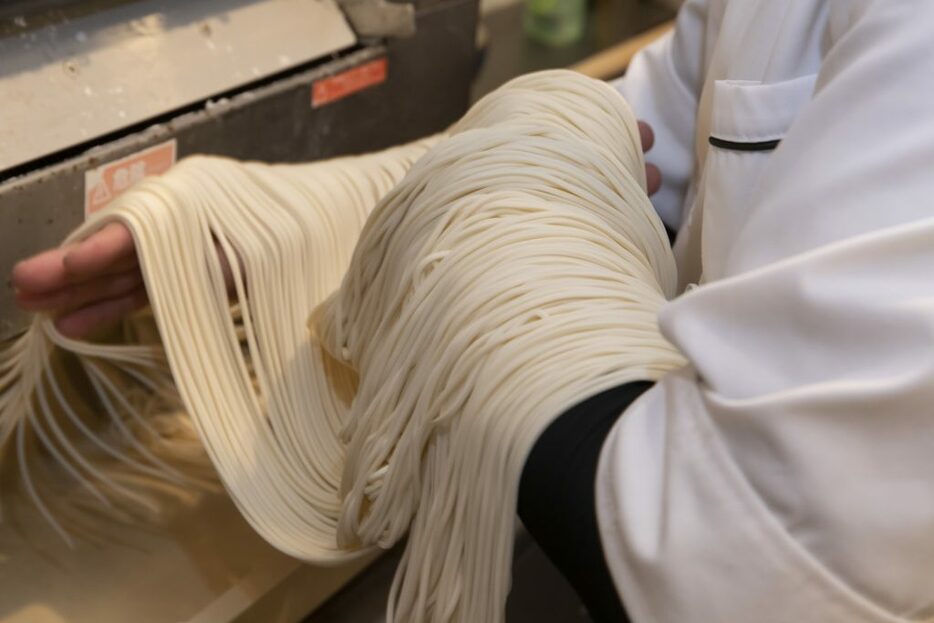 切りたての麺。すべてオーダーが入ってから、機械に生地を通す