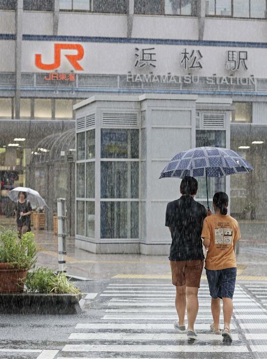 雨の降るJR浜松駅前＝31日午前10時59分、浜松市