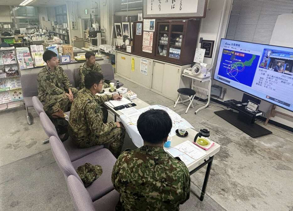 南種子町役場で情報収集する陸上自衛隊国分駐屯地の隊員＝２８日、同町中之上