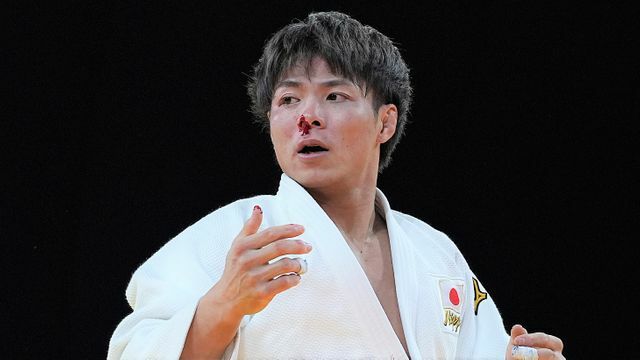 パリ五輪準々決勝で鼻血を流す阿部一二三選手(写真：日刊スポーツ/アフロ)