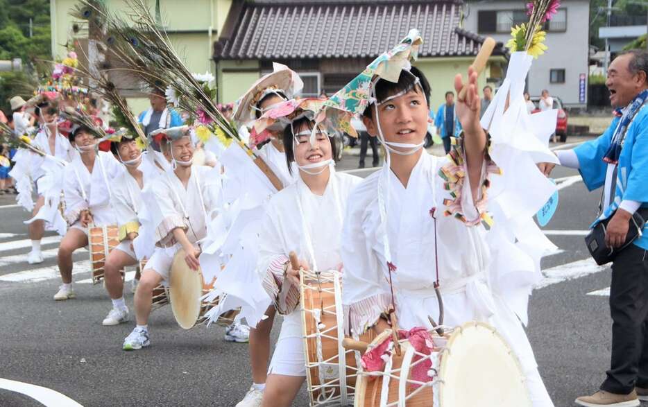 激しい動きで集落を練り歩く久志太鼓踊り＝南さつま市坊津