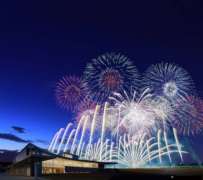 双葉町で開かれる花火大会のイメージ。中央下の建物が東日本大震災・原子力災害伝承館（NPO法人県クリエイターズ協会提供）