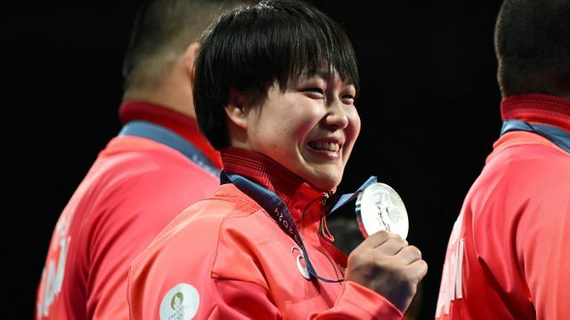 銀メダルを手にした高山莉加選手(写真：ロイター/アフロ)