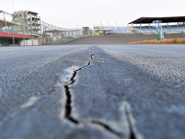 震災でヒビが入った走路