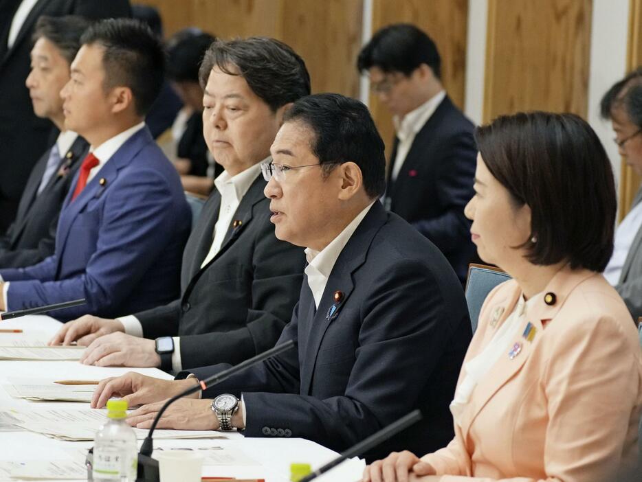 国家戦略特区諮問会議で発言する岸田首相（右手前から2人目）＝26日午前、首相官邸