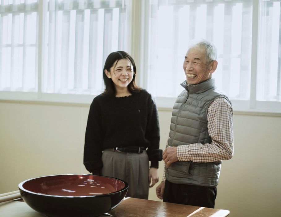 「トヅキ合同会社」を立ち上げた石川朋佳さん（左）とそば打ちを教えている坂本勝之さん＝2024年2月、北海道幌加内町（同社提供）