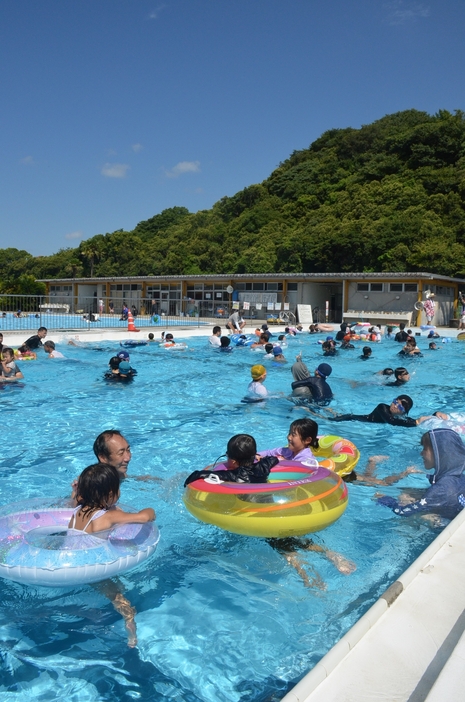 「気持ちいい！」と水遊びを楽しむ利用者（市民プールで）