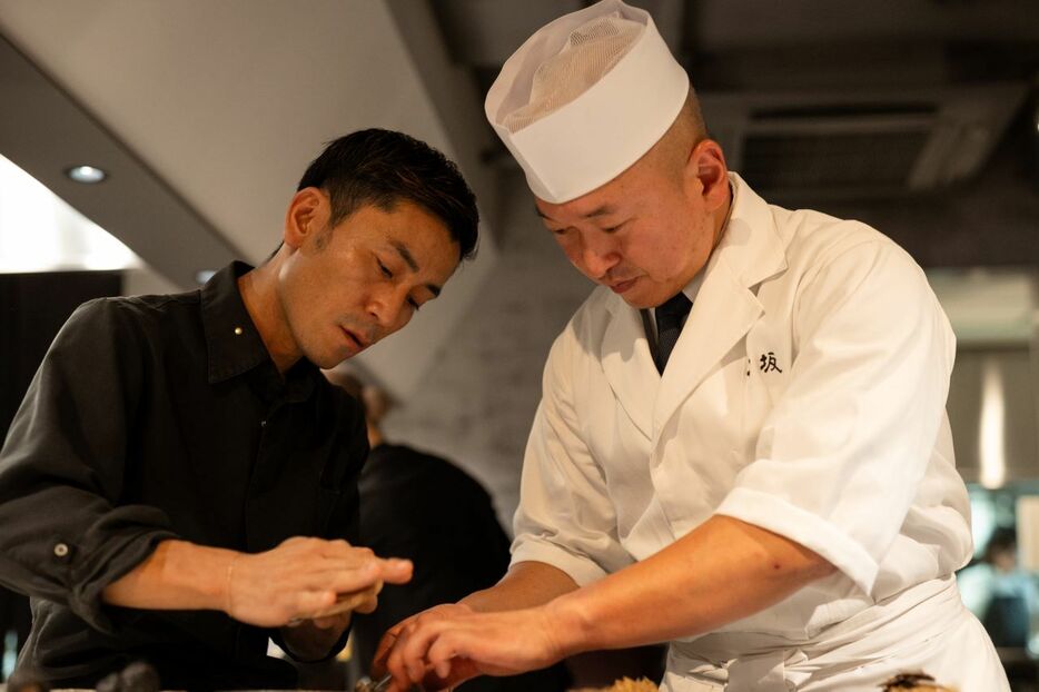 「マルゴット・エ・バッチャーレ」シェフの加山賢太氏(左)と日本料理店「宮坂」シェフの宮坂展央氏(右)。二つの才能が生み出す料理は、特別でありながらも“心地よさ”が伝わる　PHOTOGRAPH：COURTESY OF KRUG