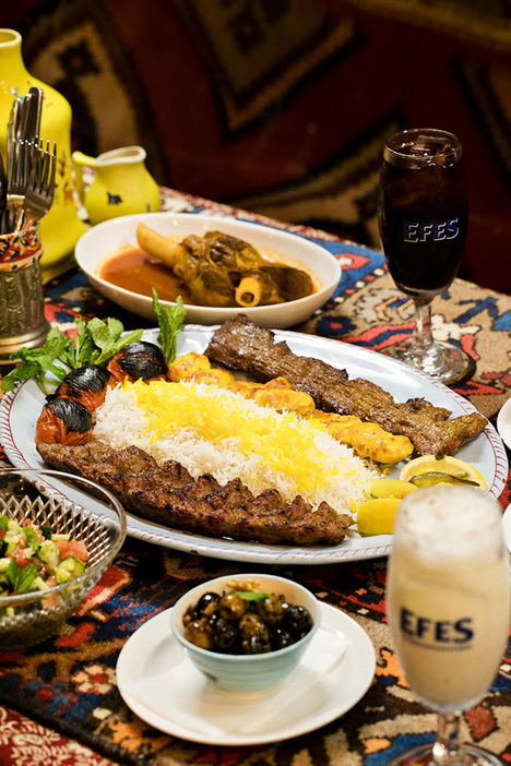 クビデ（ビーフとラムのひき肉の串焼き）とジュージェ（ヨーグルトのたれにつけ込んだ鶏肉の串焼き）とバーグ（玉ねぎとピーマンに漬け込んだラム肉の串焼き）の3種セット（麦スープとサフランライスorナン付きで5,780円）。