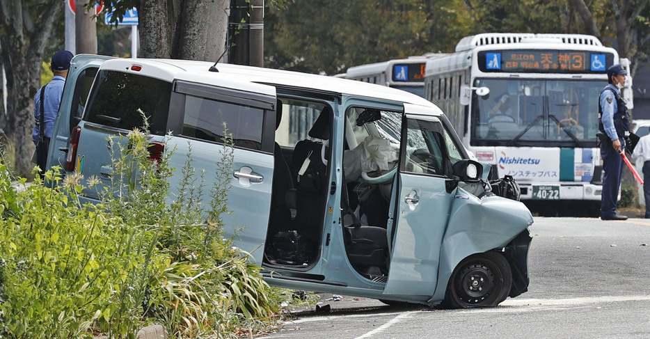 路線バスと衝突した軽乗用車＝18日、福岡市早良区