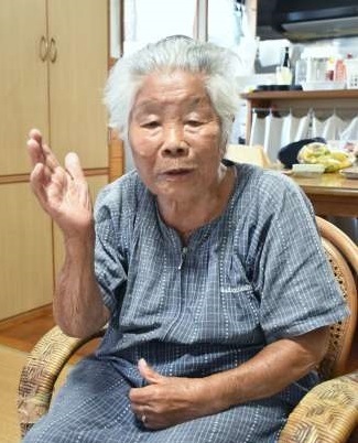 長崎での被爆体験を語る笠利イモコさん＝奄美市笠利