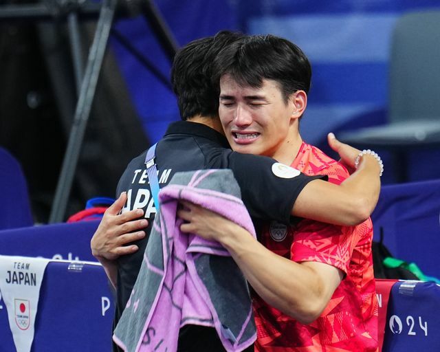 自転車男子ケイリン準決勝で失格となり涙を流す太田海也(写真：日刊スポーツ/アフロ)