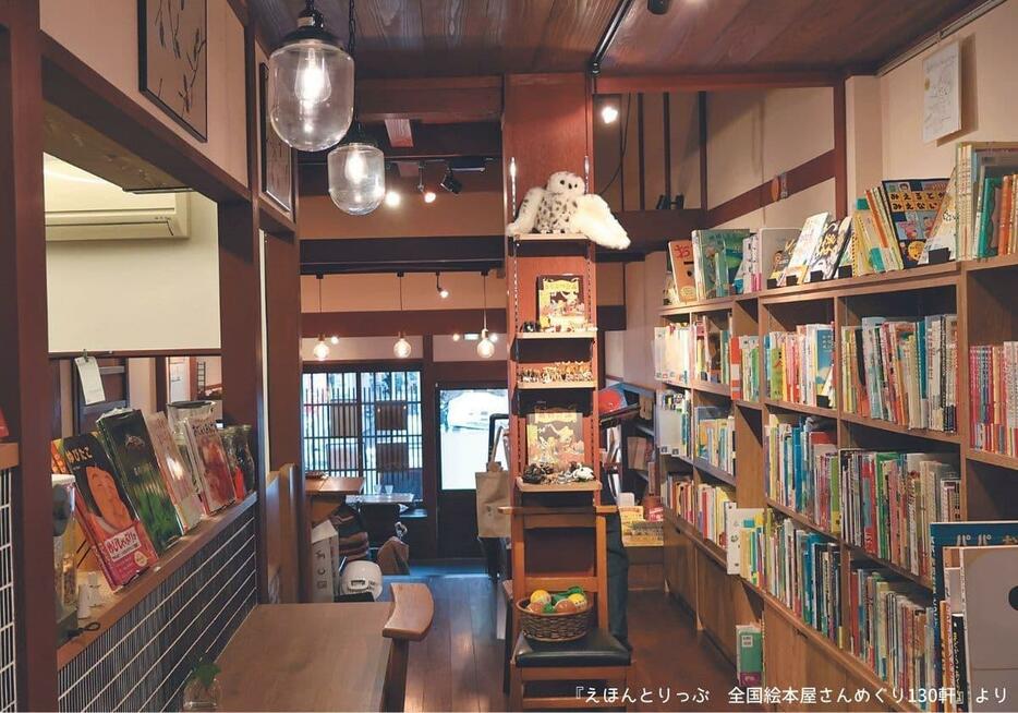 町家づくりの特徴のひとつ、奥に細長く続く造りの店内