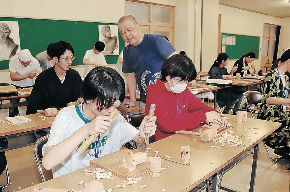 「ジソウラボ」が開催した彫刻塾の参加者＝７月２８日、南砺市の井波木彫刻工芸高等職業訓練校