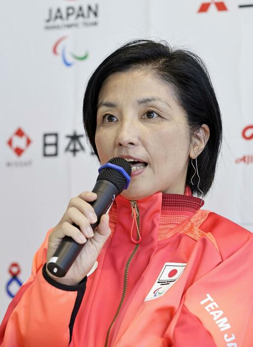 記者会見するパリ・パラリンピック日本選手団の田口亜希団長＝27日、パリ郊外（共同）