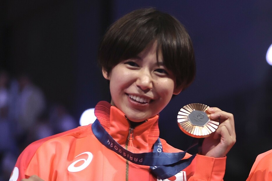 フェンシング宮脇花綸が日本選手団のスーツのお気に入りポイントを紹介した(C)Getty Images