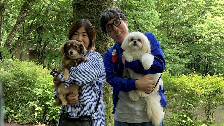 愛犬とともに軽井沢旅を繰り広げる（左から）大久保佳代子、おぎやはぎ小木。(c)BS-TBS