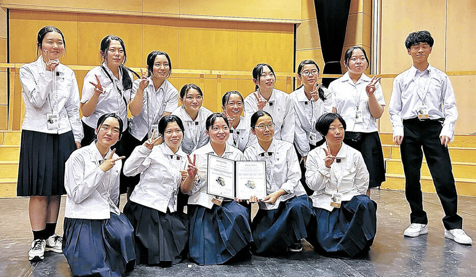 金賞を喜び、記念撮影する富山高と富山東高の生徒＝４日、ハンガリー・デブレツェン市（県芸術文化協会提供）