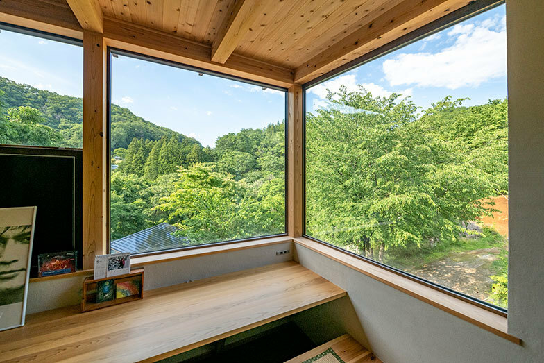 2階の部屋からの眺め。眼の前は桜。当たり前ですが、刻々と移ろい、同じ風景など1秒としてないことに気づかされます（写真撮影／桑田瑞穂）