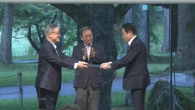 岸田首相に要望書を渡す経団連十倉会長と東原副会長　７月１９日　長野・軽井沢