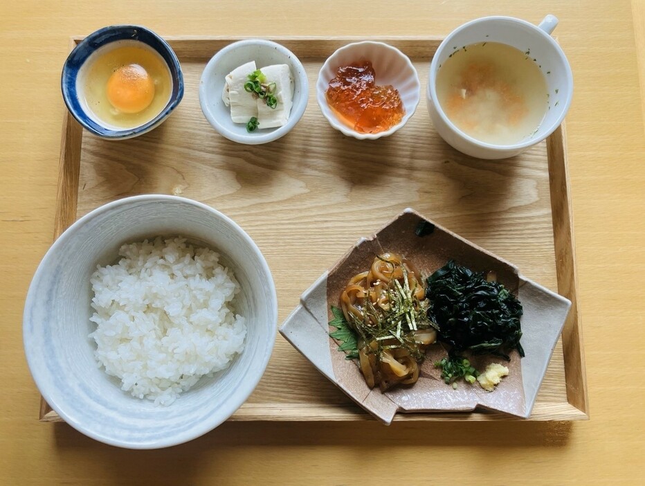 ▲ 海士町の玄関口・菱浦港の食堂「船渡来流亭（せんとらるてい）」の名物・寒シマメ漬け丼1200円。寒シマメとはすなわちスルメイカ。具材とご飯が別々に提供される