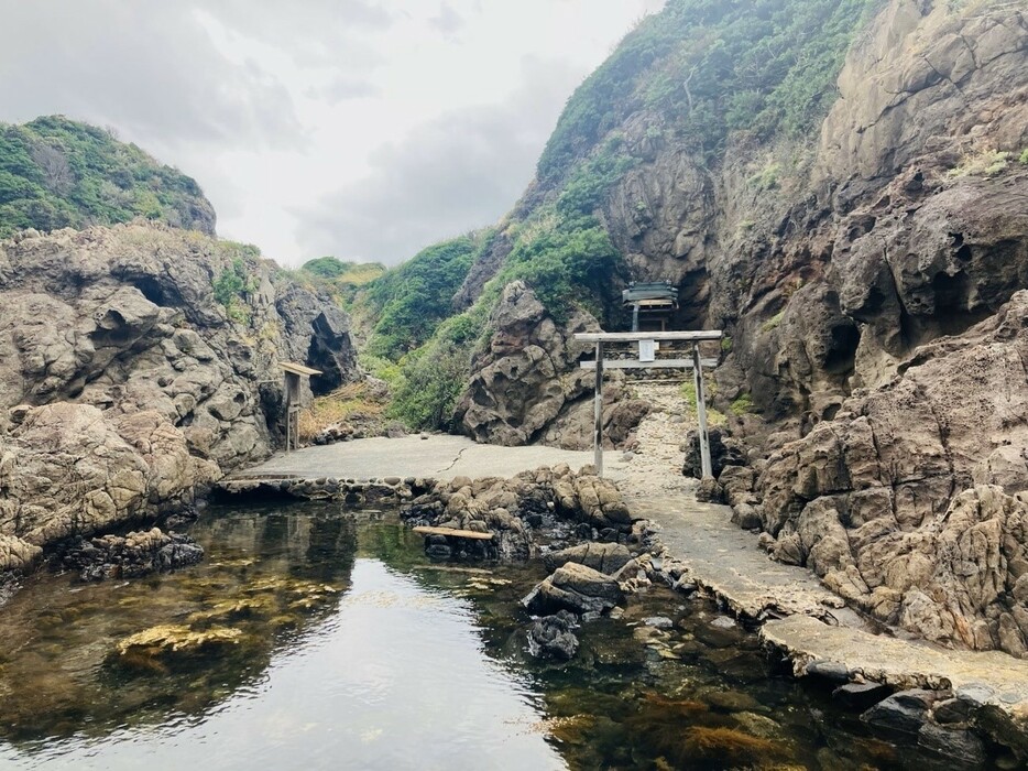 ▲ 通天橋のたもとにポツンと佇む小さな社・国賀神社。なんともミステリアスなムードに満ちている