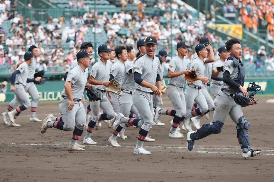 ベスト8進出を決めた青森山田の選手達