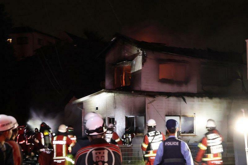 炎を上げて燃える民家＝30日午前4時10分、岡山市中区赤坂本町