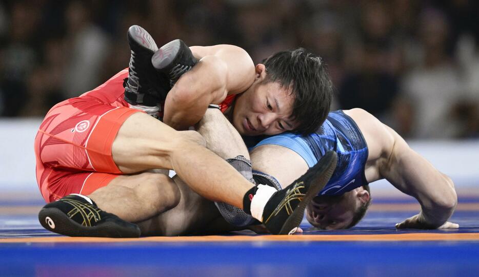 男子フリー57キロ級決勝　米国選手を攻める樋口黎＝パリ（共同）