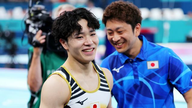 体操個人総合金メダルを獲得した岡慎之助選手とコーチの新宅裕也さん