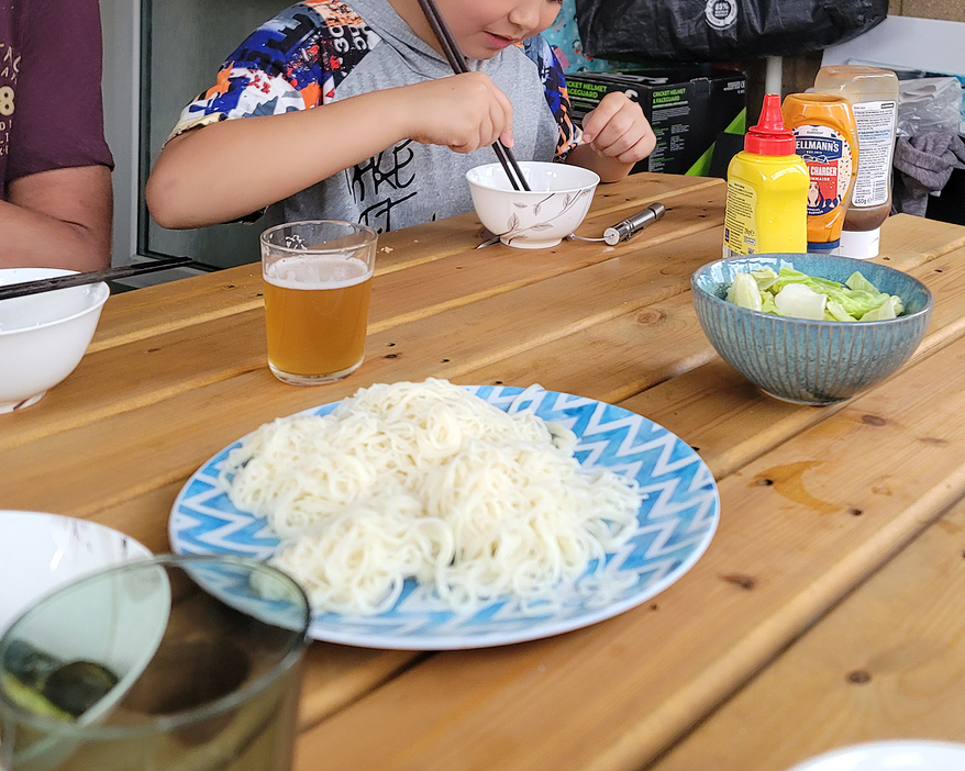 知り合いのイギリス人家族宅でそうめんをふるまったところ、子どもも大人も大喜び。初めての味に感動されました