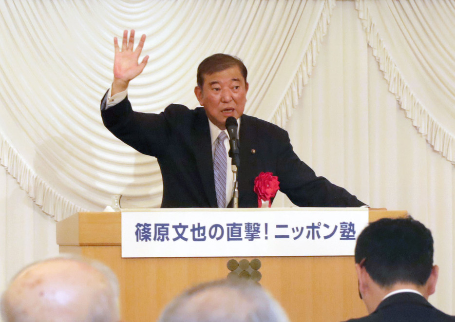 講演する自民党の石破元幹事長＝28日午後、東京都千代田区