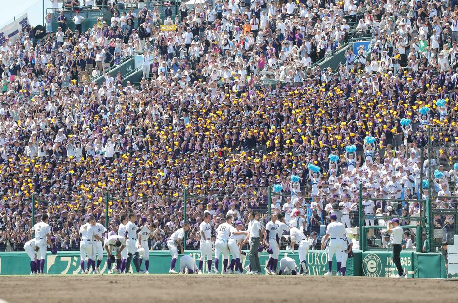 　初優勝を逃したが、健闘したナインをたたえる関東第一の応援団