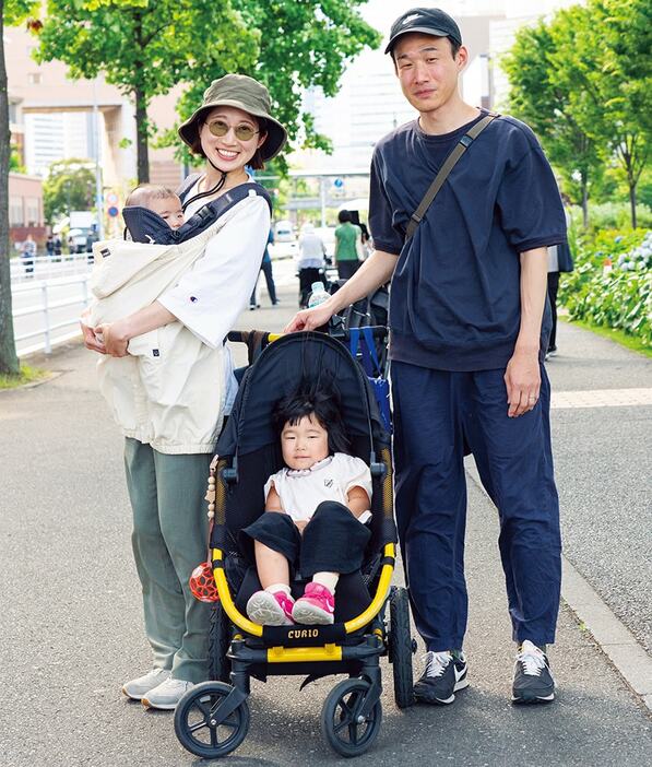 Tシャツ、パンツ＝ともにハリウッドランチマーケット　スニーカー、キャップ＝ともにナイキ