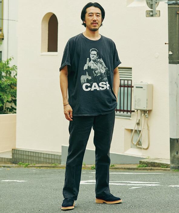 Tシャツ＝古着　パンツ＝ディッキーズ　靴＝ホーイカイ アンド パッションレザーズ