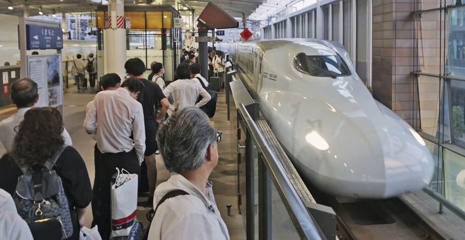 運休や遅れが生じた九州新幹線の運転再開を待つ人たち＝24日早朝、JR熊本駅