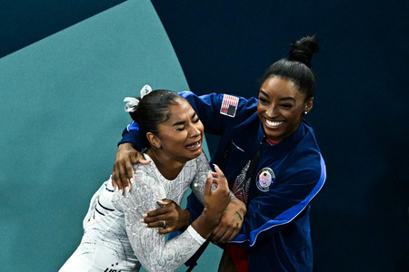 パリ五輪、体操女子種目別ゆか決勝。喜ぶ米国のジョーダン・チャイルズ（左）と米国のシモーネ・バイルス（2024年8月5日撮影）。