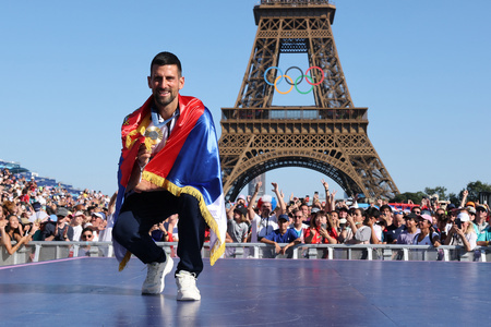 仏パリのトロカデロ広場でエッフェル塔をバックに記念撮影する、パリ五輪・テニス男子シングルスで金メダルを獲得したセルビアのノバク・ジョコビッチ（2024年8月5日撮影）。