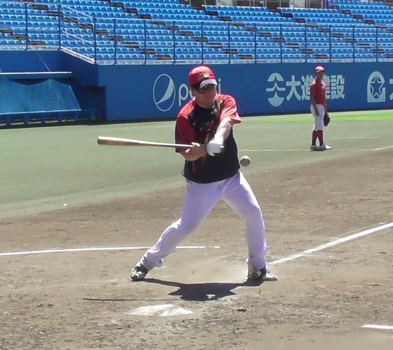 8月1日・甲子園出場決定後初練習でノックを打つ聖カタリナ学園・浮田宏行監督