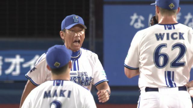 ウィック投手の投球に一喝しマウンドへ向かうDeNAの三浦大輔監督