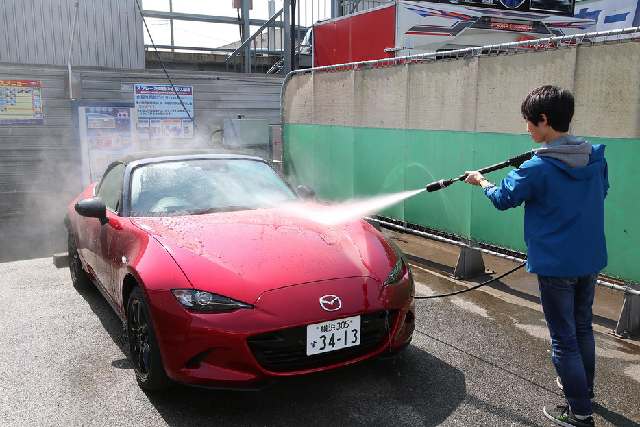 夏の洗車はなんとなく涼しい気分になれるイメージがあるが、真夏の日中にする洗車はクルマにとってあまりいいことではない。もしするのであれば、すぐに水を拭き取れる体制を整えておこう。