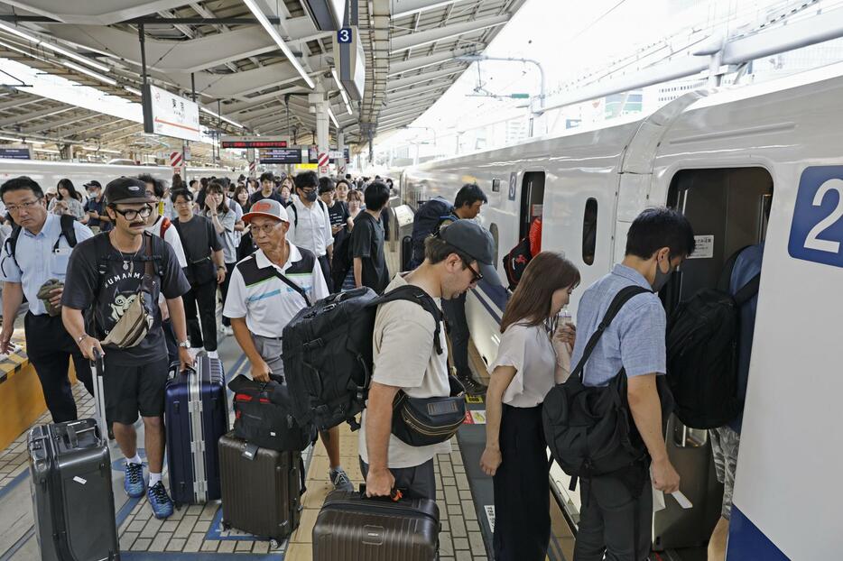 お盆休みで混雑するJR東京駅＝10日