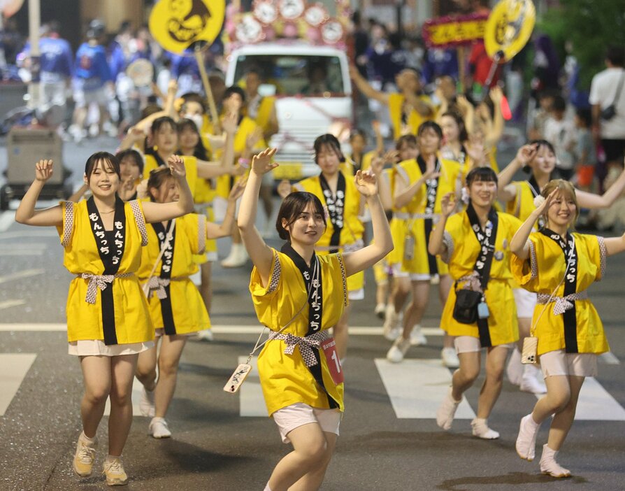 かけ声に合わせ、あでやかに練り歩く踊り手たち