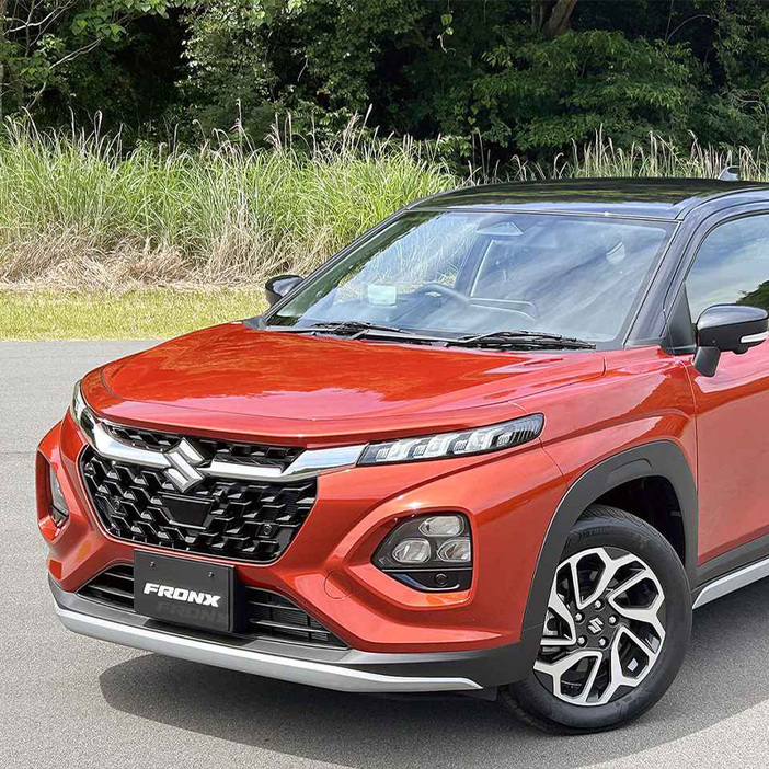 スズキが日本市場に新たに投入するコンパクトSUV、フロンクス。ボディカラーは、ルーセントオレンジパール メタリック×ブラックの2トーン。