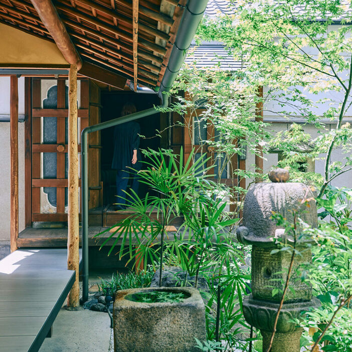 〈茶房 居雨〉は、工藝店〈KYO AMAHARE〉の奥庭の先に。