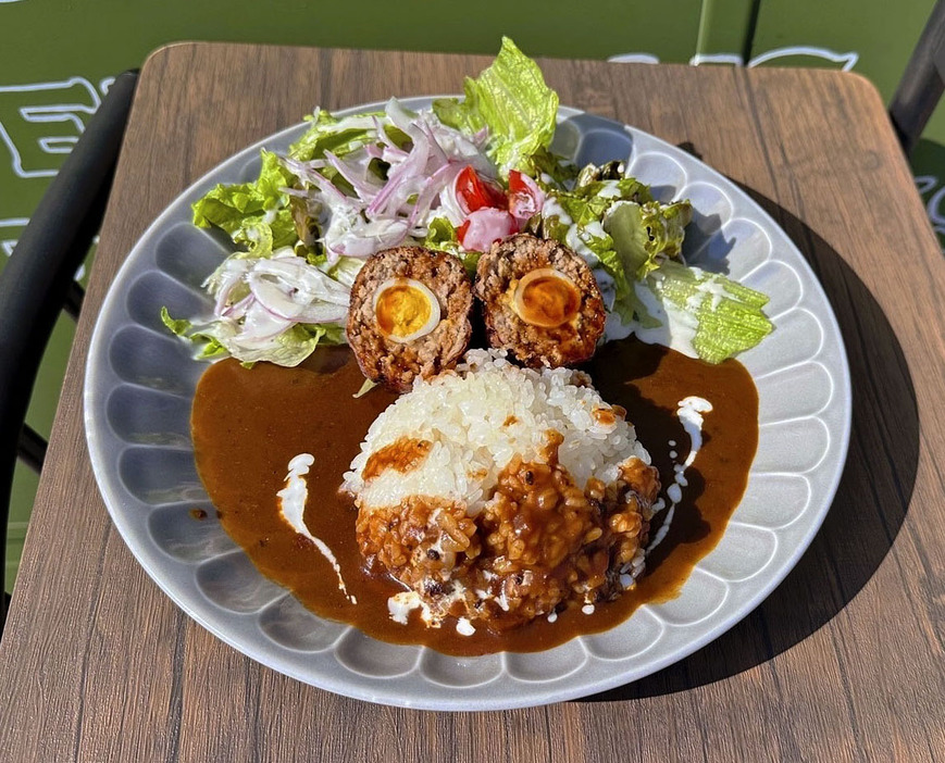 千葉県木更津市内の飲食店で、カレーライスにのせて提供される「フーカデンビーフ」