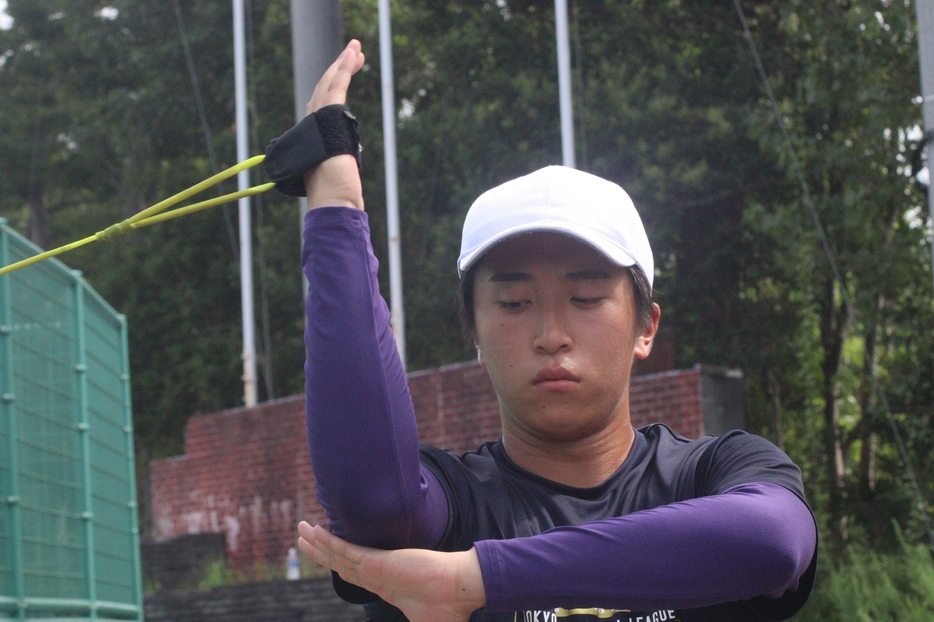 肩のトレーニングを行う湯田投手